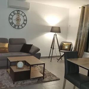 Dans Un Pavillon Appartement Orange (Vaucluse)